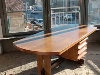 Scrivania in legno massello con cassetti