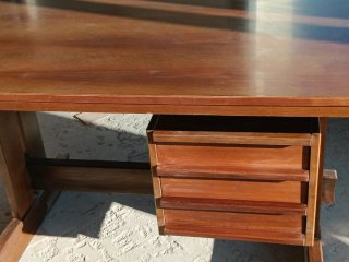 Scrivania in legno massello con cassetti