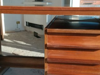 Scrivania in legno massello con cassetti
