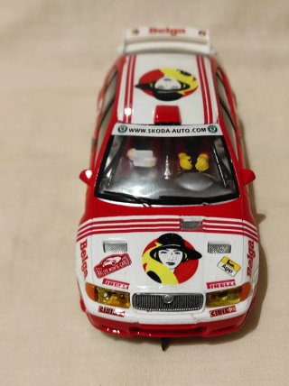 SKODA OCTAVIA SCALEXTRIC  "BELGA" CON CHASIS 3D.
