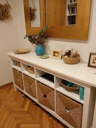 Mueble recibidor de madera y mimbre