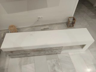 Mueble bajo TV madera y blanco