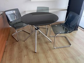 Mesa redonda y 3 sillas modernas