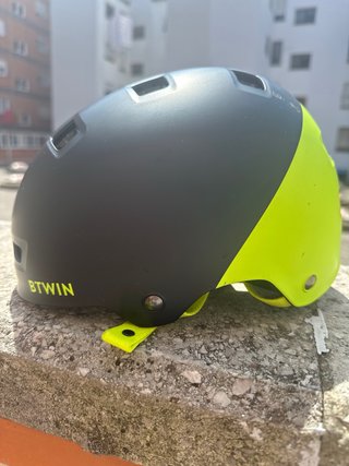 Bicicleta infantil B'TWIN negra y amarilla y casco