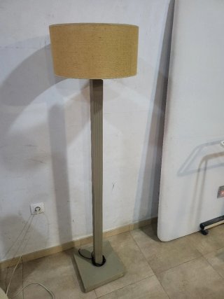 Lámpara de pie beige y gris