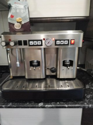 Cafetera Monodosis Grande, solo funciona un mando