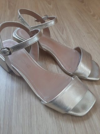 Sandalias doradas Latouche