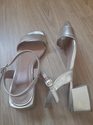 Sandalias doradas Latouche