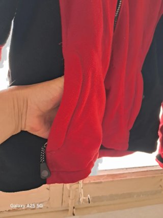 Chaqueta Polar The North Face Roja y Negra