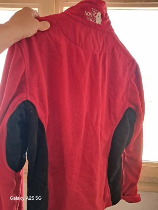 Chaqueta Polar The North Face Roja y Negra