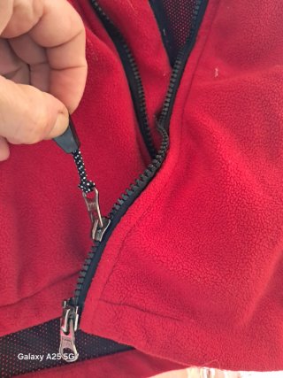 Chaqueta Polar The North Face Roja y Negra