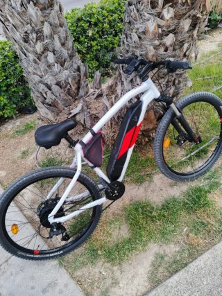 Bicicleta Eléctrica Blanca y Roja