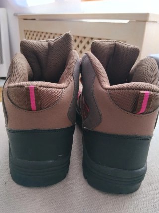 Botas de nieve marrones y rosas
