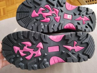 Botas de nieve marrones y rosas