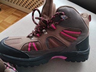 Botas de nieve marrones y rosas