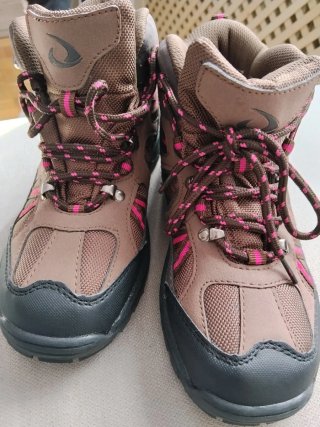 Botas de nieve marrones y rosas