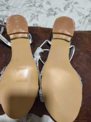 Sandalias plateadas con tiras cruzadas