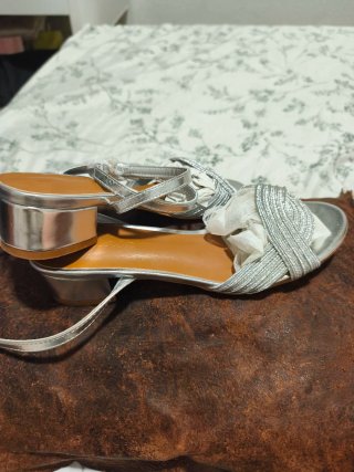Sandalias plateadas con tiras cruzadas