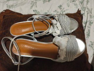 Sandalias plateadas con tiras cruzadas