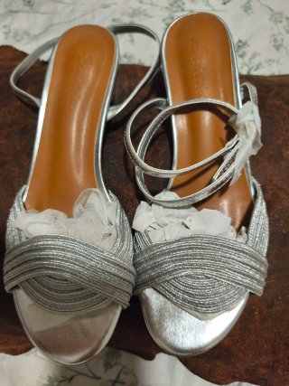 Sandalias plateadas con tiras cruzadas