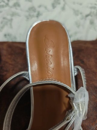 Sandalias plateadas con tiras cruzadas