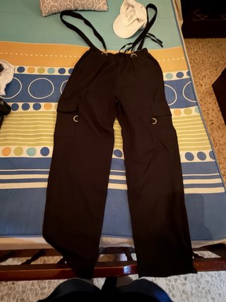 Pantalones negros con tirantes