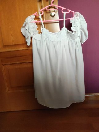 Blusa blanca con encaje