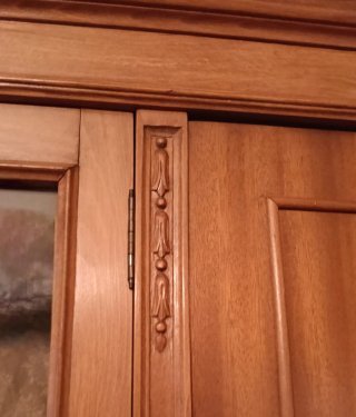 Vitrina de madera artesanal