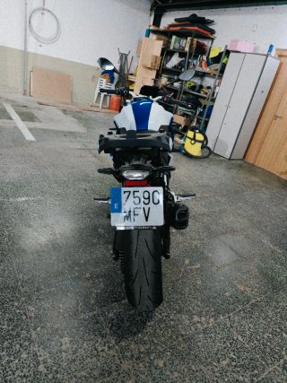 BMW F900R Azul y Blanca