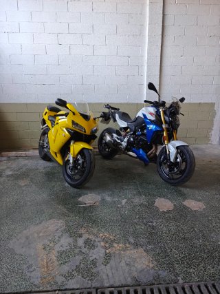 BMW F900R Azul y Blanca
