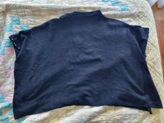Poncho donna nero con perle. 89 cm larghezza 61 cm