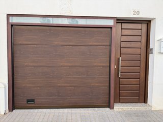 Puerta garaje seccional automática imitación mader