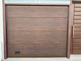 Puerta garaje seccional automática imitación mader