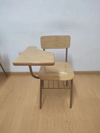 Silla escolar con mesa de madera.