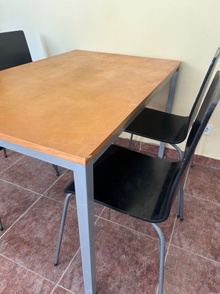 Mesa y 4 sillas comedor