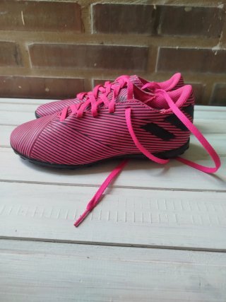 Botas de fútbol Adidas rosas y negras