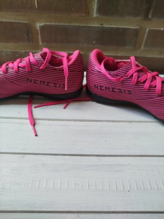 Botas de fútbol Adidas rosas y negras