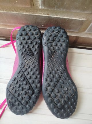 Botas de fútbol Adidas rosas y negras