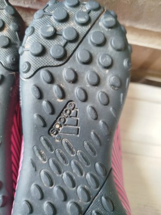 Botas de fútbol Adidas rosas y negras