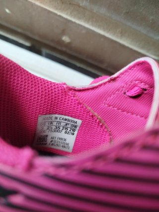 Botas de fútbol Adidas rosas y negras