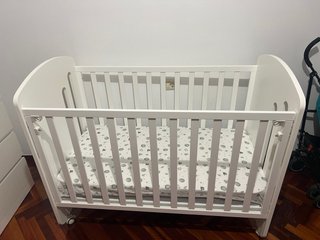 Cuna de bebé blanca
