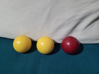Bolas de billar francés (2 amarillas, 1 roja)