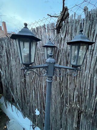 Farola de metal negra