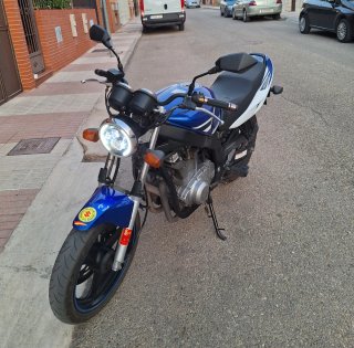 Suzuki GS 500 Naked Azul y Blanca