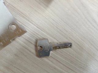 Cerradura Amig con llave y soportes