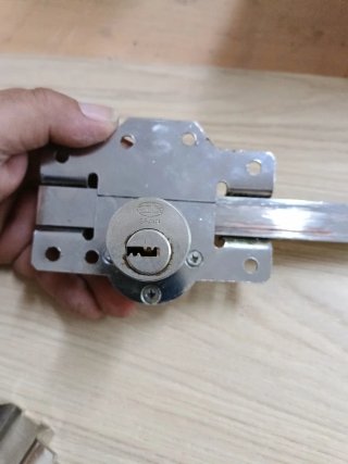 Cerradura Amig con llave y soportes