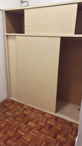 Armario modular beige con puertas correderas