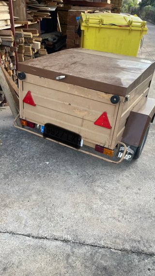 Remolque cerrado marrón en muy buenas condiciones.