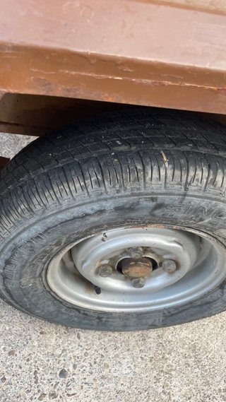 Remolque cerrado marrón en muy buenas condiciones.
