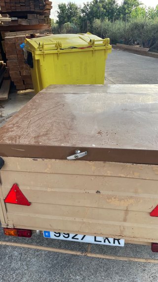 Remolque cerrado marrón en muy buenas condiciones.